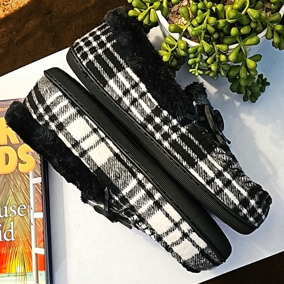 Slippers - Picture 4 of 16